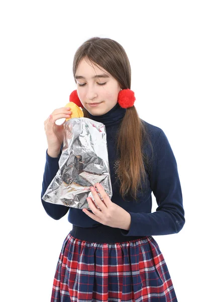 Retrato Rapariga Pré Adolescente Segurar Batatas Fritas Isolado Fundo Branco — Fotografia de Stock