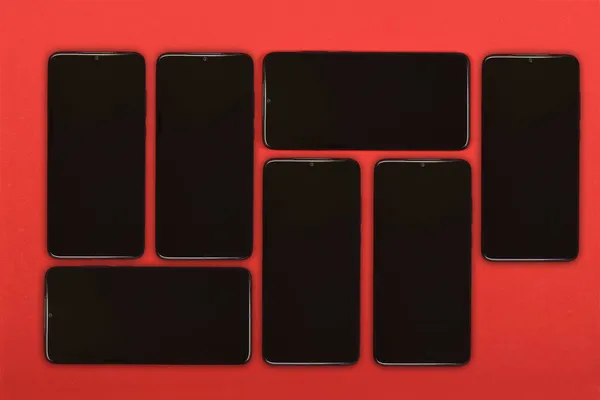 Czarny Smartfon Mobilny Pustym Ekranem Odizolowany Czerwonym Tle Zdjęcie Wysokiej — Zdjęcie stockowe