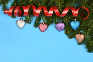 Mavi arka planda ladin ve noel süslemeleri var. Yüksek çözünürlüklü. Tam alan derinliği. 