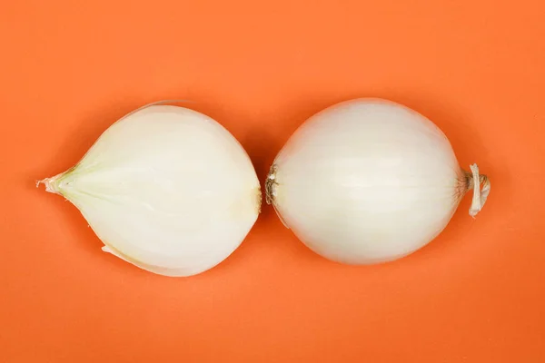 Bombilla Cebolla Blanca Aislada Sobre Fondo Naranja Foto Alta Resolución —  Fotos de Stock
