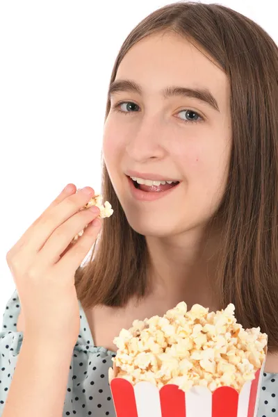 Teenagermädchen Das Popcorn Isst Steht Auf Weiß Foto Hoher Auflösung — Stockfoto