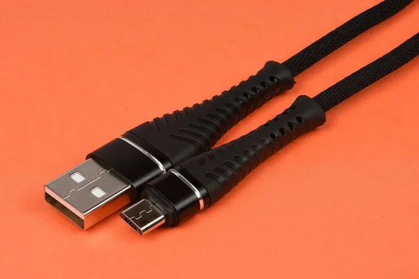 Usb 단자의 클로즈업은 오렌지에 분리되어 고해상도 — 스톡 사진