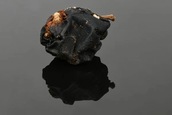 Σάπιο Μήλο Μαύρο Ακρυλικό Φόντο Φωτογραφία Υψηλής Ανάλυσης Πλήρες Βάθος — Φωτογραφία Αρχείου
