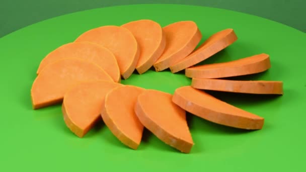 Sliced Butternut Squash Cucurbita Moschata Butternut Pumpkin Guitar Gramma Isolated — 图库视频影像