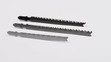 Elektrikli yapboz dosyaları beyaza izole edilmiş. Metal, tahta ve plastik kesmek için. Yan görüş. Döngü hareketi. Rotasyon 360. 4K UHD video görüntüsü 3840X2160.