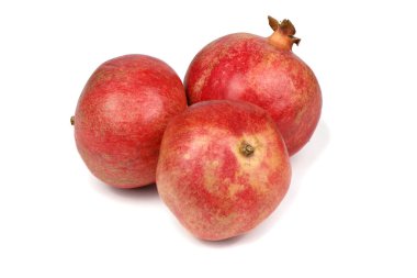 Beyaz arka planda izole edilmiş olgun taze Garnet meyvesi. Yüksek çözünürlüklü. Tam alan derinliği.