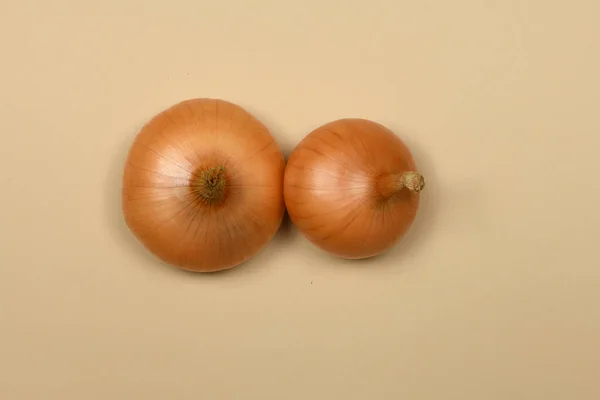 Yellow Onion Bulbs Beige Background High Resolution Photo Full Depth — Stock Photo, Image