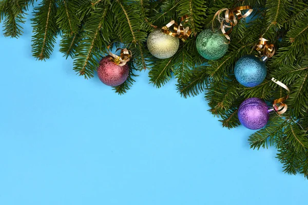Fichtenzweig Und Weihnachtsdekoration Vereinzelt Auf Blauem Hintergrund Foto Hoher Auflösung — Stockfoto