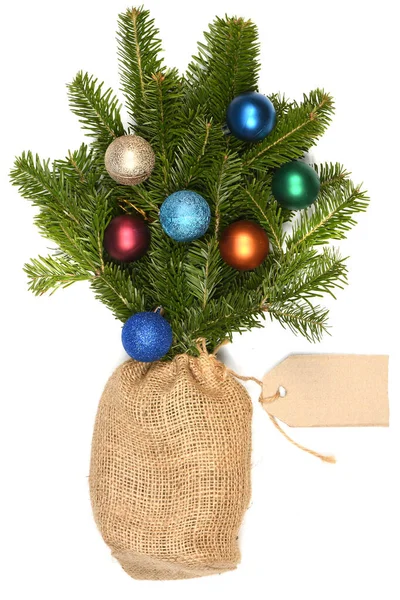 Smrkové Větve Podobě Kytice Zdobené Vánoční Ozdobou Odznakem Izolované Bílém — Stock fotografie
