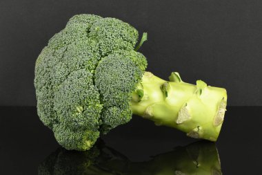Brokoli akrilik siyah arka planda izole edilmiş. Yüksek çözünürlüklü. Tam alan derinliği.