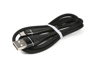 Beyazda izole edilmiş bir akıllı telefonu şarj etmek için siyah USB kablosu. Yüksek çözünürlüklü. Tam alan derinliği.