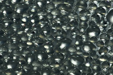 Plastik üzerinde su damlacıkları. Yüksek çözünürlüklü. Tam alan derinliği.