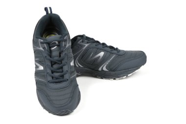 Beyaz arka planda izole edilmiş mavi modern spor ayakkabılar. Yüksek çözünürlüklü. Tam alan derinliği.