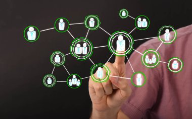 Siyah arka planda izole edilmiş sosyal ağ tuşuna elle basan adam. Yüksek çözünürlüklü fotoğraf.