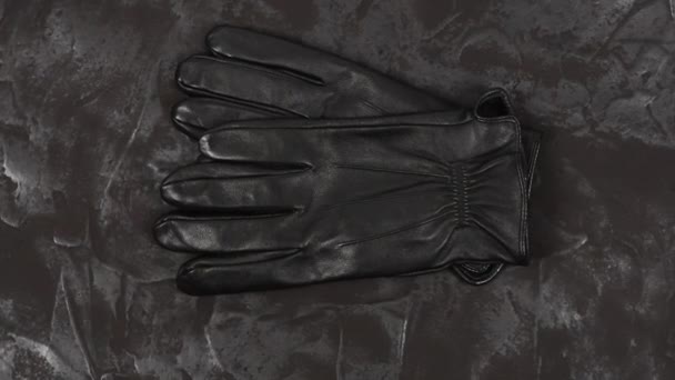 Guantes Cuero Negro Sobre Fondo Textura Oscura Vista Superior Imágenes — Vídeo de stock