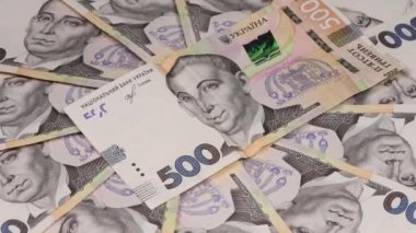 500 UAH (Ukrayna Hryvnia 'sı). Grigory Skovoroda 'nın portresi. Para büküldüğünde, Grigory Skovoroda gülümsüyor gibi görünüyor. Yan görüş. 4K UHD video görüntüsü 3840X2160.