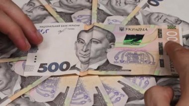 500 UAH (Ukrayna Hryvnia 'sı). Grigory Skovoroda 'nın portresi. Para büküldüğünde, Grigory Skovoroda gülümsüyor gibi görünüyor. Yan görüş. 4K UHD video görüntüsü 3840X2160.