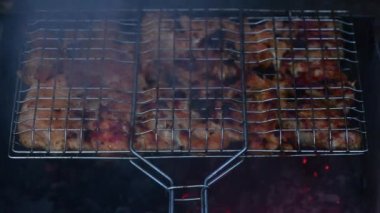 Izgarada et, barbekü. Kızartma dumanı ızgaranın ve etin etrafından geçiyor. Yan görüş. 4K UHD video görüntüsü 3840X2160.