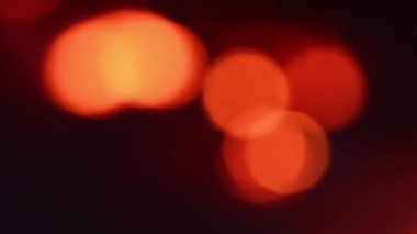 Kamp ateşinin közleri bulanık. Turuncu tonlarda Bokeh arkaplanı. 4K UHD video görüntüsü 3840X2160.