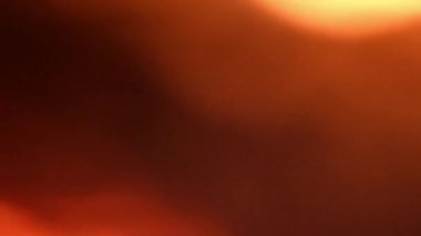 Kamp ateşinin közleri bulanık. Turuncu tonlarda Bokeh arkaplanı. 4K UHD video görüntüsü 3840X2160.