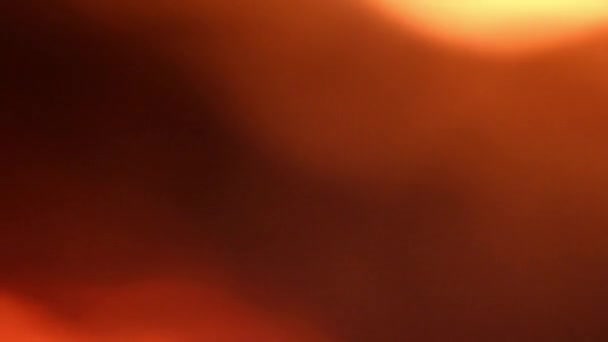 Vlammen Van Een Kampvuur Zijn Onscherp Bokeh Achtergrond Oranje Tinten — Stockvideo