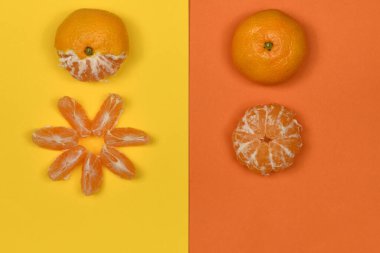 Olgun portakallı taze mandalinadan yapılmış yaratıcı bir düzen. Yüksek çözünürlüklü. Tam alan derinliği.
