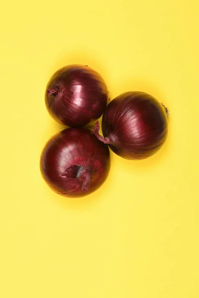 Red Onion Bulb Isolated Yellow Background High Resolution Photo Full — Stock Photo, Image