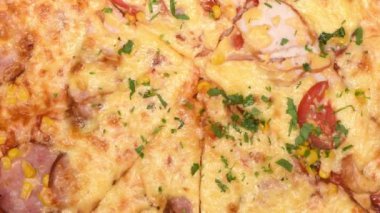 Lezzetli İtalyan pizzası. Döngü hareketi. Üst Manzara. Rotasyon 360. 4K UHD video görüntüsü 3840X2160.