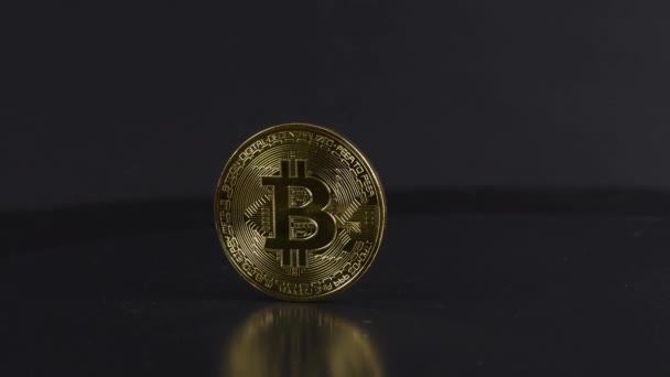 Altın Bitcoin Sembolü Şifreli Para Olarak Yuvarlak Para Siyaha Dijital — Stok video