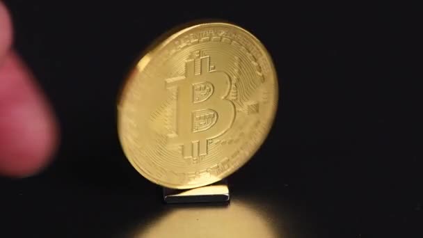 Onder Klap Van Een Vinger Een Bitcoin Munt Fluctueert Cryptogeld — Stockvideo