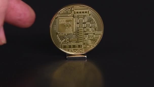 Mit Einem Fingerschlag Kehrt Eine Bitcoin Münze Zurück Seitenansicht Uhd — Stockvideo