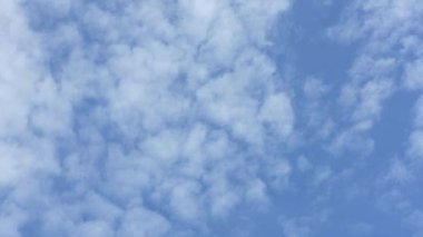 Bulut zaman atlaması. Altokümülüs stratiforis radiatus, sirokümülüs bulutları. 4K UHD video görüntüsü 3840X2160.