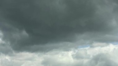 Mavi gökyüzü beyaz bulutlar. Bulut zaman atlaması. Kümülüs bulutlu zaman çizelgesi. 4K UHD video görüntüsü 3840X2160.