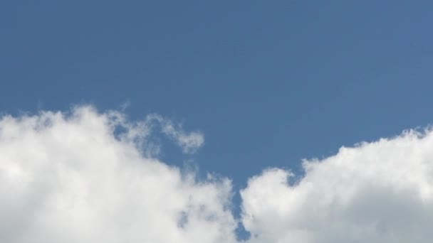 Awan Putih Langit Biru Awan Pada Waktu Nyata Kamera Bergerak — Stok Video