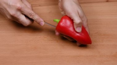 Tahtadan Red Pepper tohumlarını çıkarıyorum. Kırmızı dolmalık biber. 4K UHD video görüntüsü 3840X2160.