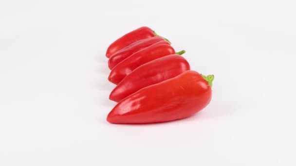 Pět Červených Sladkých Paprik Bílém Pozadí Paprika Řadí Nejmenšího Největší — Stock video