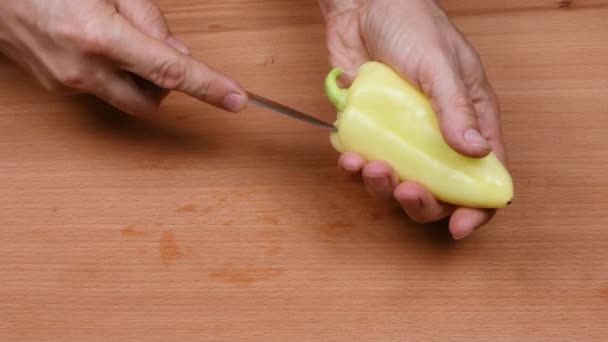 木製の板に黄色のペッパーの種子を削除します 黄色のコショウを傾けた Uhdビデオ映像3840X2160 — ストック動画