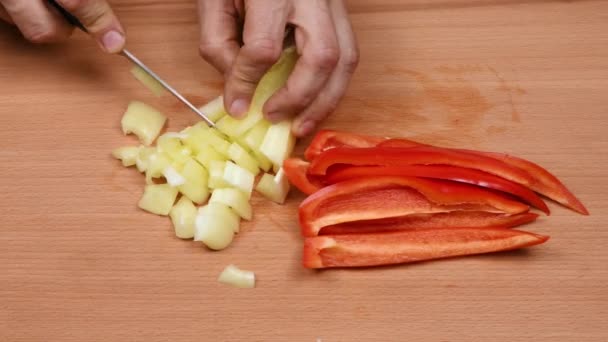 用锋利的小刀切碎红黄相间的鲜椒 健康食品概念 准备蔬菜做沙拉 Uhd视频3840X2160 — 图库视频影像