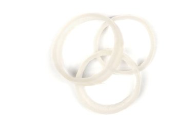 Beyaz arka planda izole edilmiş dilimlenmiş beyaz soğan halkaları. Yüksek çözünürlüklü. Tam alan derinliği.