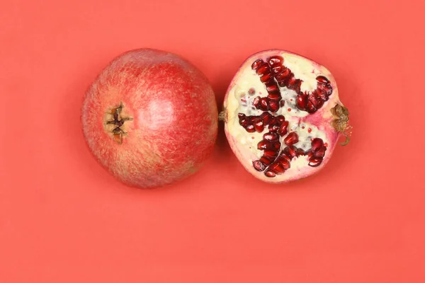 Kırmızı Arka Planda Taze Taze Garnet Meyvesi Var Yüksek Çözünürlüklü — Stok fotoğraf