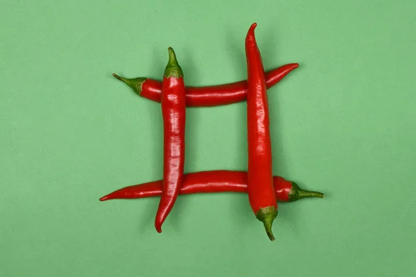 Красный Перец Чили Выделяется Зеленом Фоне Фото Высокого Разрешения Полная — стоковое фото