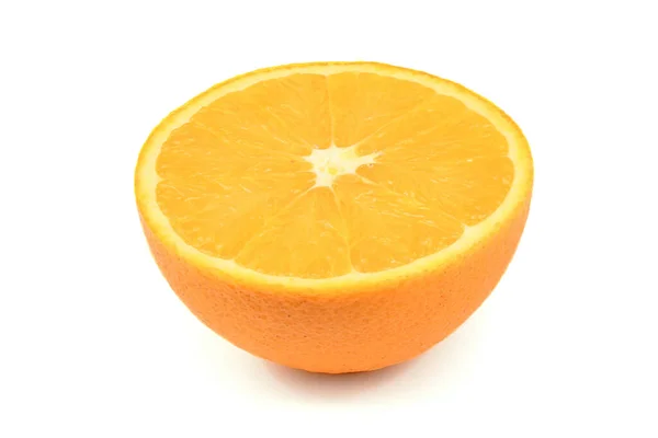 Idealnie Zretuszowana Pomarańcza Odizolowana Biało Zdjęcie Wysokiej Rozdzielczości Pełna Głębokość — Zdjęcie stockowe