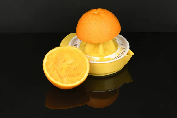 Idealnie Zretuszowana Pomarańcza Wyizolowana Akrylowym Czarnym Tle Zdjęcie Wysokiej Rozdzielczości — Zdjęcie stockowe