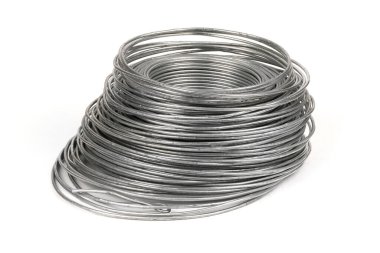 Beyaz arka planda duran galvanize kablolar. Yüksek çözünürlüklü. Tam alan derinliği.