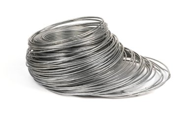 Beyaz arka planda duran galvanize kablolar. Yüksek çözünürlüklü. Tam alan derinliği.