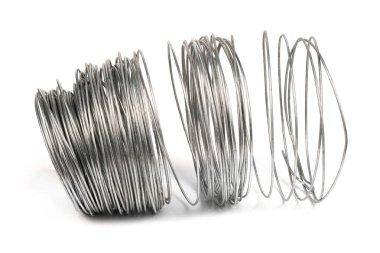 Beyaz arka planda duran galvanize kablolar. Yüksek çözünürlüklü. Tam alan derinliği.