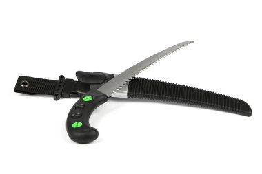 Katlanan bahçe testeresi beyaz bir arka planda, cep testeresi ile izole edilmiş. Yüksek çözünürlüklü. Tam alan derinliği.