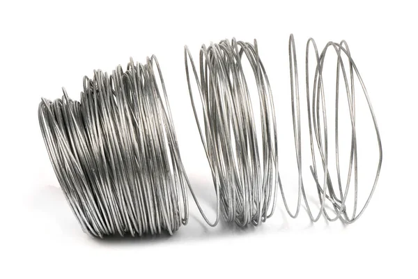 Beyaz arka planda duran galvanize kablolar. Yüksek çözünürlüklü. Tam alan derinliği.