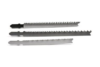 Tahta için yapboz bıçaklar beyaz arka planda izole edilmiş. Yüksek çözünürlüklü. Tam alan derinliği.