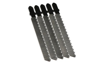 Tahta için yapboz bıçaklar beyaz arka planda izole edilmiş. Yüksek çözünürlüklü. Tam alan derinliği.